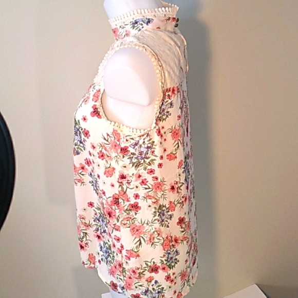 Pretty Floral Print Mock Neck Sleeveless Top with Lace. - Picture 9 of 13